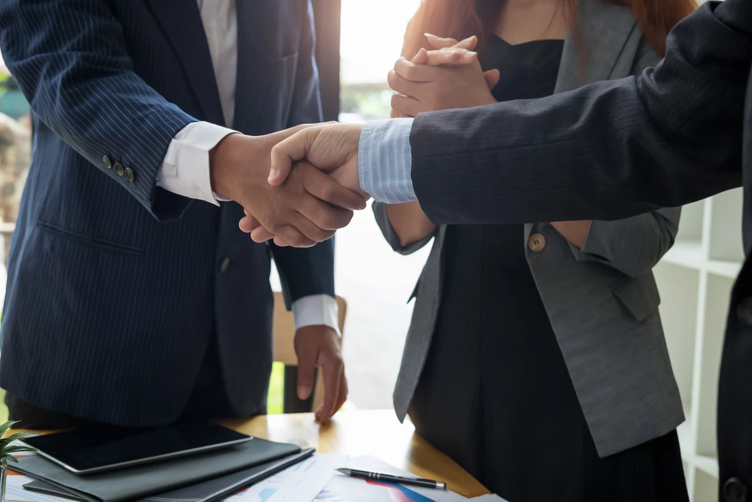 Profesionales estrechando sus manos durante una reunión de consultoría